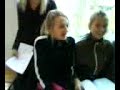 Tjejerna i klassen övar till musiken