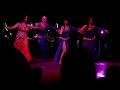 Maiada y alumnas de 5º haciendo Alf leyla wa leyla