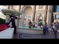 Chute d'une blonde dans une fontaine