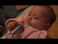 gaia jugando con la jeringa del remedio