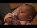 gaia jugando con la jeringa del remedio