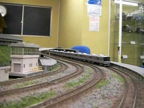 223系1000番台停車と発車