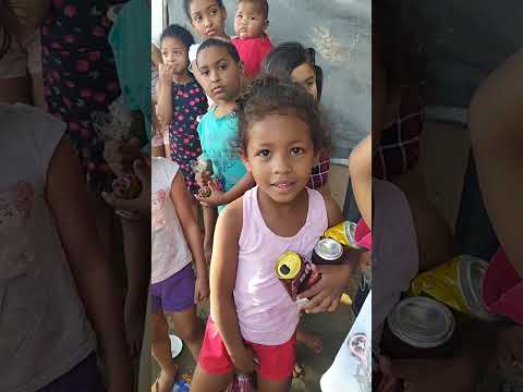 Bombons para as crianças da comunidade Areião