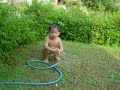 Zidane mandi di halaman depan rumah.