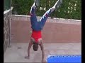 Haciendo el pino en la piscina