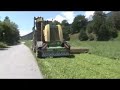 Mit einer Arbeitsbreite von 9,7 m sind wir in der Lage 8-10 ha in einer Stunde zu mähen. Die Mähwerke sind mit einem Aufbereiter ausgestattet. Dadurch kann die Trocknungszeit verkürzt werden und einmal kreiseln eingespart werden
