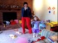 americka djeca igraju uz sikicu