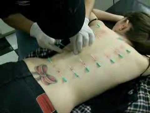 Corset Piercing feito por Eduardo Muzeka e Geisson Negrelo.