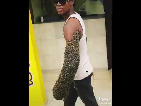 Widok jak z horroru! Facet spacerował z rojem pszczół na ręce.