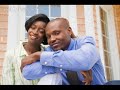 un homme appelle la m�re de son enfant � revenir vers lui, vers eux.