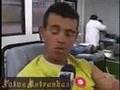 Doando sangue. Muito engraçado. Cacete de agulha.