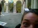 elena e cami improvvisano una danza propiziatoria dopo il test di sistemi giuridici comparati