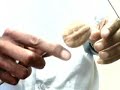 Como abrir una nuez facilmente (How to crack a nut)