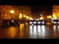En unas escenas que podrían estar perfectamente sacadas de cualquier dictadura miles de Valecianos corren por las calles tomadas por la policía. Disparos pelotas de goma y agresiones se suceden en lo que parece el estallido de una gran revuelta social.