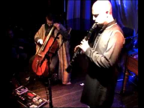 Yom - Reconnue comme la nouvelle référence du genre klezmer, la musique de Yom charme, émeut et transporte. Reposant sur un répertoire teinté de jazz, de musiques ...