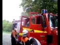 videos de Rettungsassistent löscht Feuerwehrauto