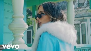Lennon Stella - BITCH (takes one to know one) tekst piosenki