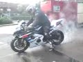 suzuki gsxr 750-burnout auf der tankstelle !!!