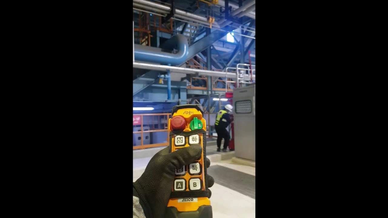 2TON(2000KG) EOT Crane wireless remote controller working in factory
