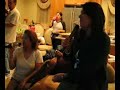 Claudia y Mary cantando el Apagón
