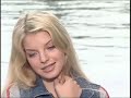 Yvonne Catterfeld - Für dich 2003 yeah, mmmhhhhhhh...Ich spür Dich in meinen Träumen, ich schließ Dich darin einund ich werd immer bei dir sein.Ich halt Dich wie den Regenbogen, ganz fest am Horizont,weil mit dir der Morgen wieder kommt.Für Dich schiebe ich die Wolken weiter,sonst siehst du den Sternenhimmel nicht.Für Dich dreh ich so lang an der Erde,bis du wieder bei mir bist.Für Dich mach ich jeden Tag unendlich.Für Dich bin ich noch heller als das Licht.Für Dich wein und schrei und lach und leb ich.Und das alles nur Für Dich.Und wenn ich Dich so vermisse,bewahr' ich die Tränen auf für Dich,Und du machst ein Lachen draus für mich.Ich hör Dich ganz ohne Worte, ich fühle wo du bist,auch wenn es noch so dunkel ist.Für Dich schiebe ich die Wolken weiter,sonst siehst du den Sternenhimmel nicht.Für Dich dreh ich so lang an der Erde,bis du wieder bei mir bist.hhha hhha hhha ...für dichFür Dich schiebe ich die Wolken weiter,sonst siehst du den Sternenhimmel nicht.Für Dich dreh ich so lang an der Erde,bis du wieder bei mir bist.Für Dich mach ich jeden Tag unendlich.Für Dich bin ich noch heller als das Licht.Für Dich wein und schrei und lach und leb ich.Und das alles nur Für Dich.Für dich schiebe ich die Wolken weiterSonst siehst du den Sternenhimmel nicht.Für Dich wein und schrei und lach und leb ich.Nur Für Dich.