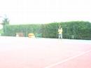 Knacki Ball joue au tennis