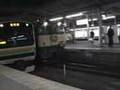 大宮駅を発車する、ブルートレイン・寝台特急北陸（EF64と14系）
