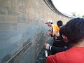 Chinezen schreeuwen tegen de echo-muur Chinezen schreeuwen tegen de echo-muur