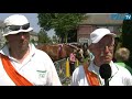 OOSTKAPELLE - De ringrijvereniging Oostkapelle heeft tijdens de jaarlijkse wedstrijd op derde Pinksterdag twee jubilarissen gehuldigd. Jan Willem Poppe is 25 jaar ringrijder, Jan Geldof zorgde met zijn 55-jarig jubileum voor een unicum: nog nooit was er iemand langer actief ringrijder voor de Oostkapelse vereniging. Hij ontving daarom een speciale prijs: een suukerkomme met zijn naam erin gegraveerd. De suukerkomme is een kom waaruit de ringrijders brandewijn met suiker en zoute bolletjes drinken. Poppe kreeg een oorkonde. Hoogtepunten in hun carrieres hebben ze niet, maar dat doet er ook niet toe, vinden de jubilarissen. In Oostkapelle draait het ringrijden vooral om meedoen en gezelligheid.