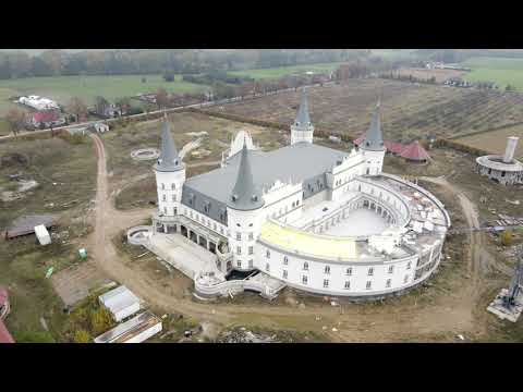 Po środku pola w wielkopolskiej wsi powstaje bajkowy zamek!