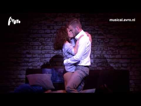 flashdance - http://musical.avro.nl Jim Bakkum en Anouk Maas zingen het nummer 'Hier en Nu' uit de musical Flashdance. De cast van Flashdance, met o.a. Jim Bakkum, Anouk ...