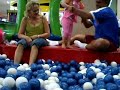 �ris, na piscina de bola no Norte Shopping