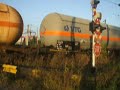 Tren de marfa trecand pe la trecerea de nivel in Suceava