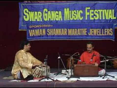 thatte - Dr. Arawind Thatte the leading Harmonium player of India plays Raag Basanti on the Day 2 of SwarGanga Music Festival 2007. SwarGanga was blessed to have an a...