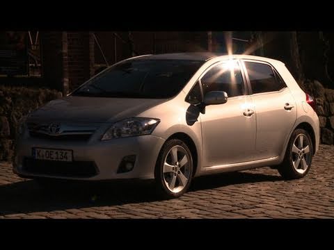Toyota hybrid - Normalerweise werden Hybridmotoren ja eher in Luxusfahrzeugen verbaut. Toyota hingegen hat dem Auris die Ökotechnik spendiert. Ob CO2-Bilanz und Fahrspaß sti...