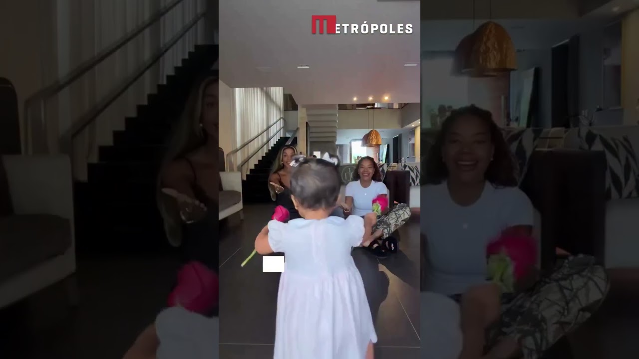 Fofura! Zuri entrega flor para as mamães Ludmilla e Brunna