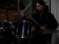 La tieta tocant la bateria