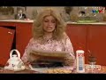 Casados con hijos - Moni leyendo el diario
