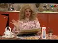 Casados con hijos - Moni leyendo el diario