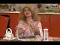 Casados con hijos - Moni leyendo el diario