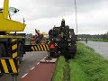 Berging van oude legertruck nabij Avenhorn