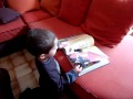 Papa travaille sur fond d'histoires racontées par Nathan...