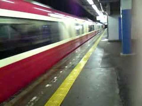 京急杉田駅　特急（下り）が通過