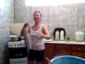 aprendendo a fazer arroz com tia hilda!!!rsrs..muita risada da mulherada na cozinha xd..rsrs