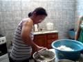 aprendendo a fazer arroz com tia hilda!!!rsrs..muita risada da mulherada na cozinha xd..rsrs