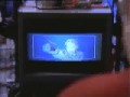 videos de Jodie Foster acts in front of a bluescreen, pointing at things which are not there