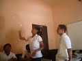 jugando con un condon