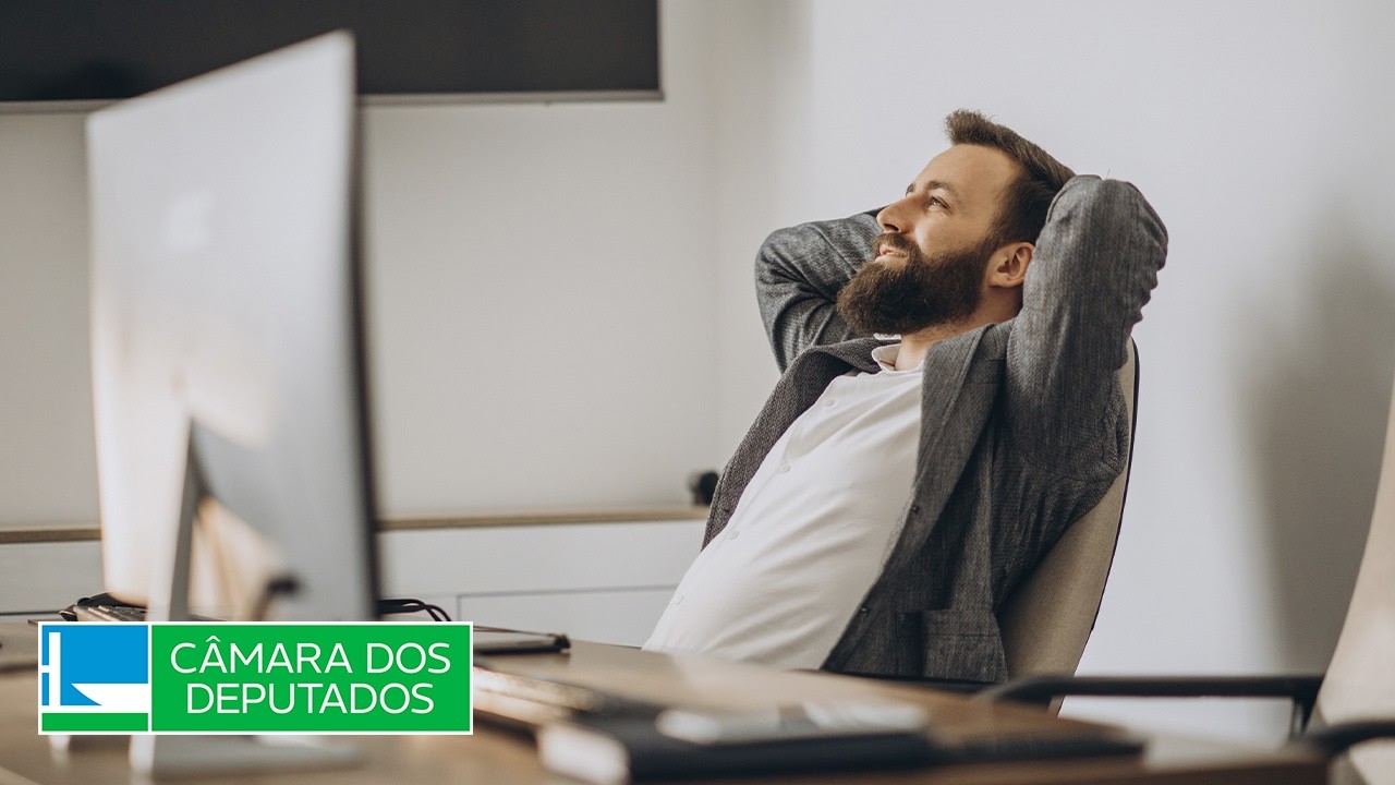 Relator na CCJC dá parecer favorável ao fim da escala 6x1, mas votação é adiada - 15/04/26