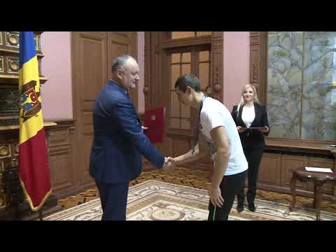 Игорь Додон вручил Почетные дипломы группе спортсменов