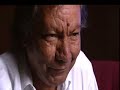 Tony Gatlif leyendo la mano a Patxi Lorente